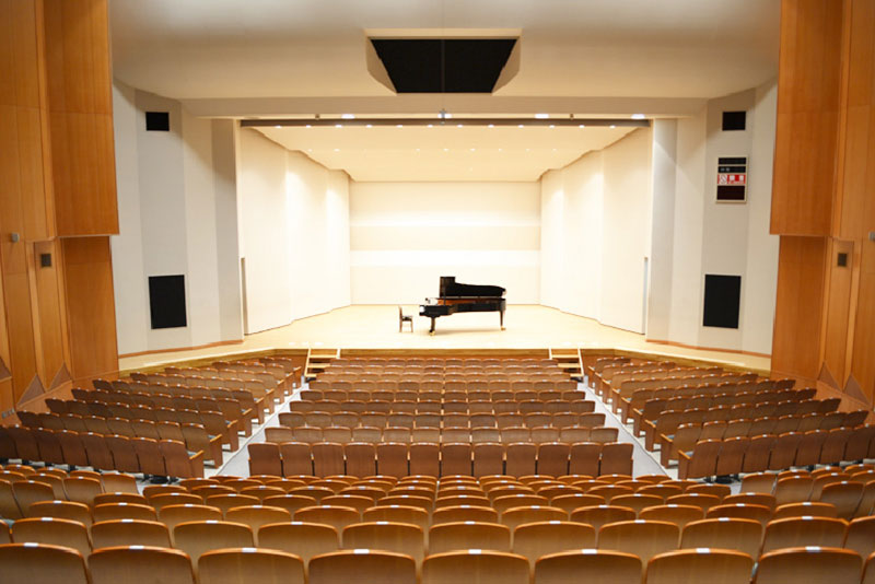 甲斐市双葉ふれあい文化館のホール内観