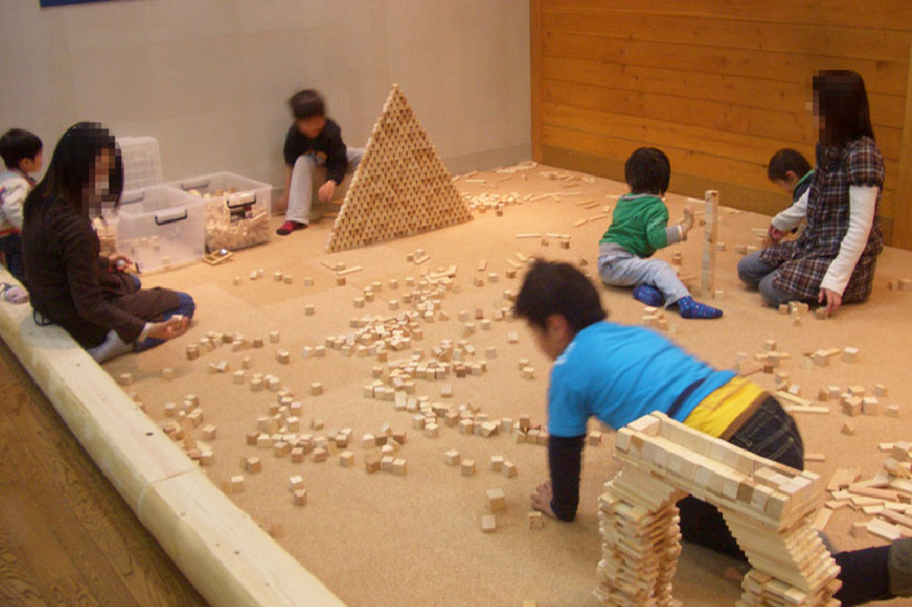 積木コーナーで遊ぶ様子